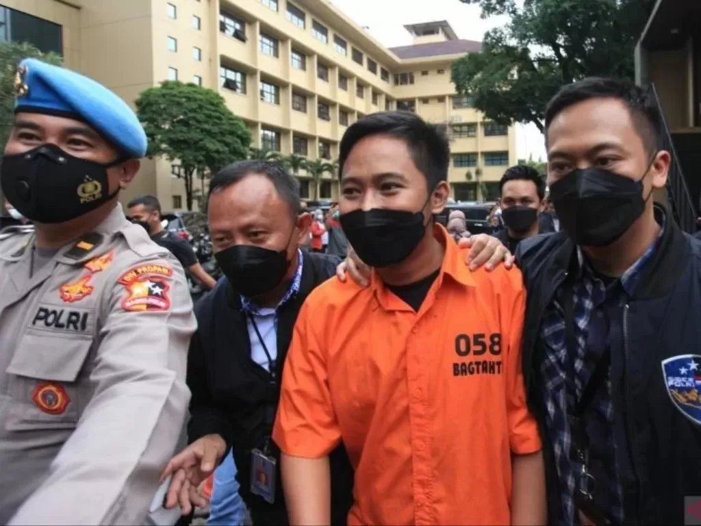   Polisi menggiring tersangka kasus penipuan aplikasi Quotex Doni Salmanan (tengah) di Bareskrim, Mabes Polri Jakarta, Selasa (15/3/2022). (ANTARA FOTO/Reno Esnir)