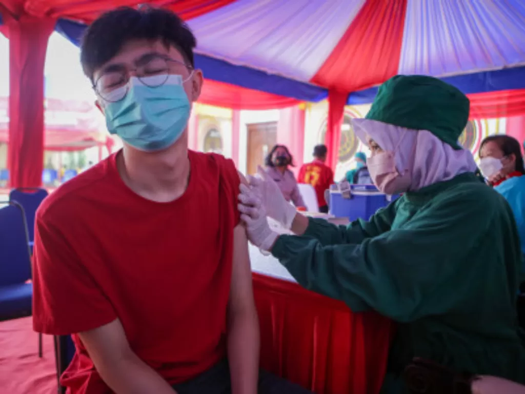 Warga mengikuti vaksinasi booster COVID-19 di Vihara Boen San Bio, Kota Tangerang, Banten (ANTARA FOTO/Fauzan)