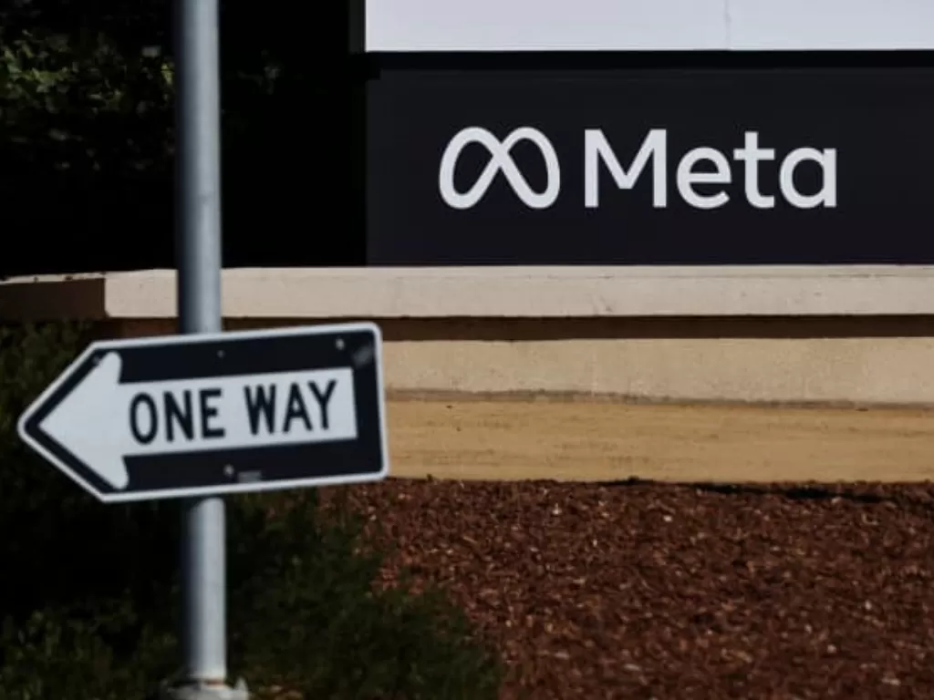 Logo perusahaan Meta di Menlo Park, California. (Reuters/Carlos Barria)