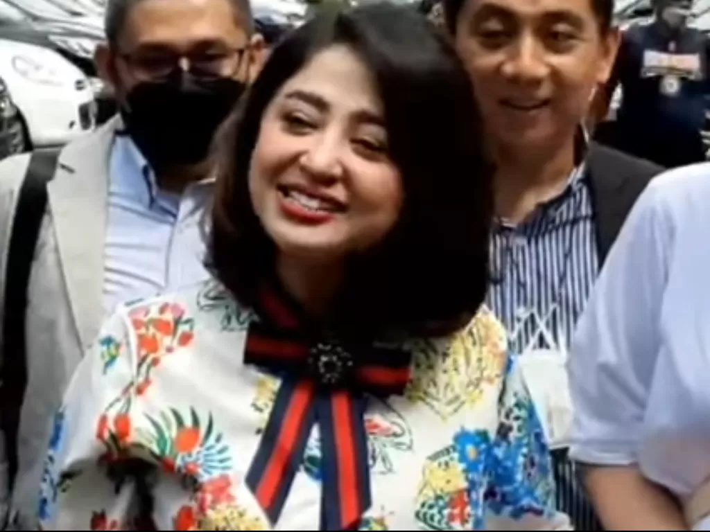 Dewi Perssik usai menjalani mediasi gugatan cerai di Pengadilan Agama Jakarta Selatan (YouTube/@MOP Channel)