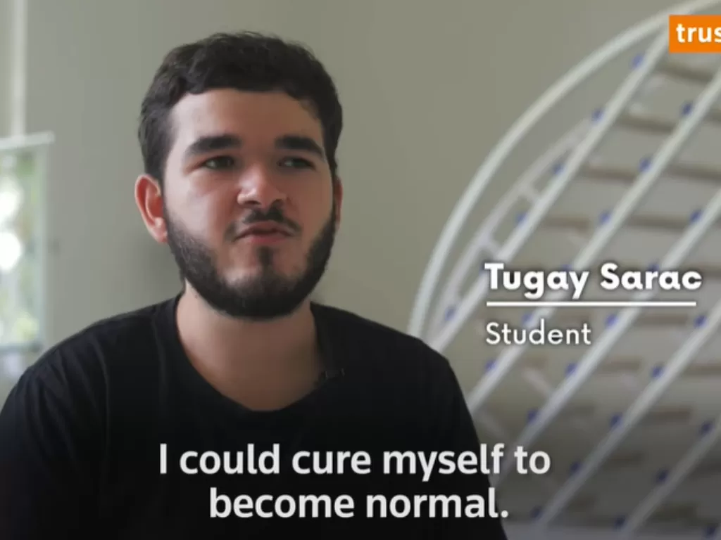 Tugay Sarac, pria gay yang menemukan ketenangan di Masjid Ibn Rusyd-Goethe di Berlin, Jerman. (YouTube/Context)