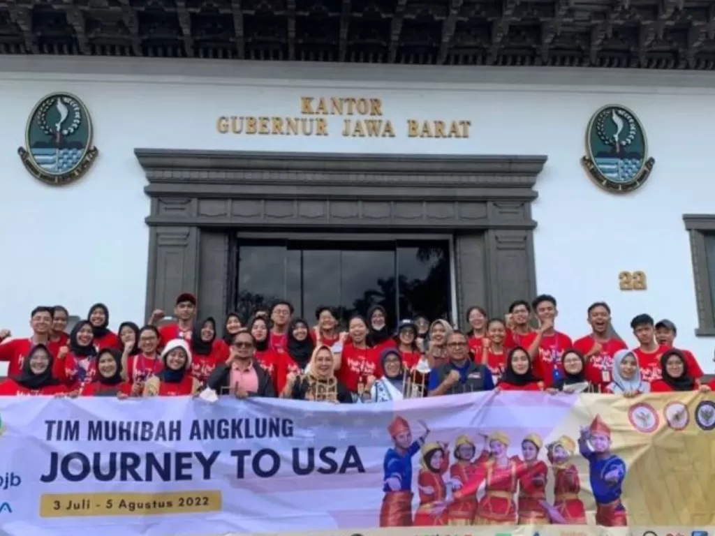36 orang anggota Tim Muhibah Angklung, di halaman Gedung Sate Bandung, Minggu (3/7/2022). (ANTARA/Instagram Tim Muhibah Angklung)