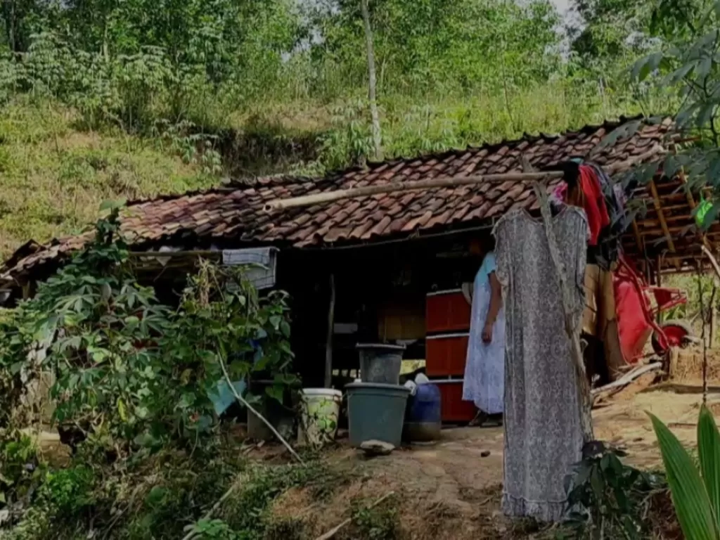 Kisah satu keluarga tinggal di kandang kambing. (Pramita Kusumaningrum/Z Creators)