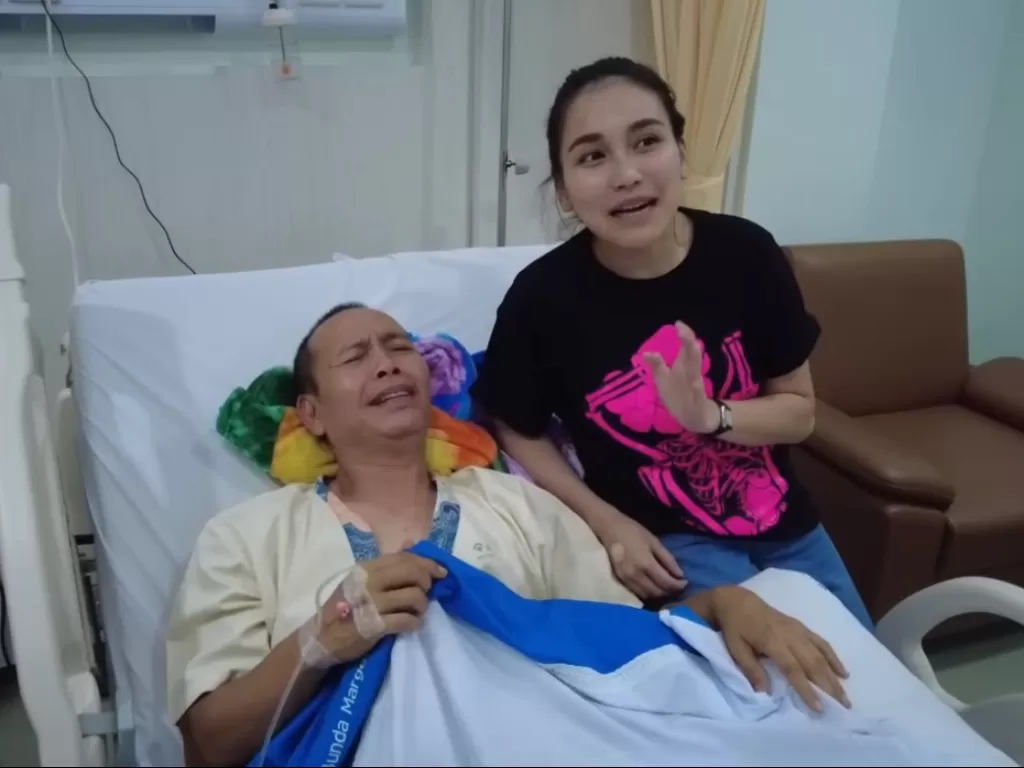 Ayah Ayu Ting Ting jalani operasi hernia. (YouTube/Qiss You TV)