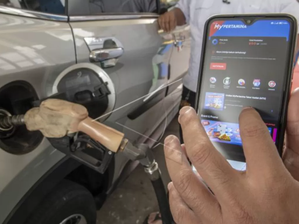  Warga menunjukan aplikasi MyPertamina saat mengisi bahan bakar pertalite di SPBU Pertamina Abdul Muis, Jakarta. (ANTARA/ Muhammad Adimaja)