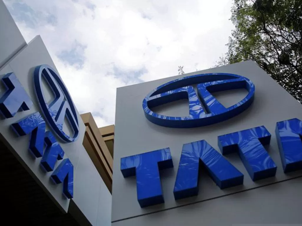 Dokumentasi - Logo Tata Motors terlihat di sebuah showroom di Mumbai pada Kamis (14/2/2013). (ANTARA/REUTERS/Vivek Prakash/am)