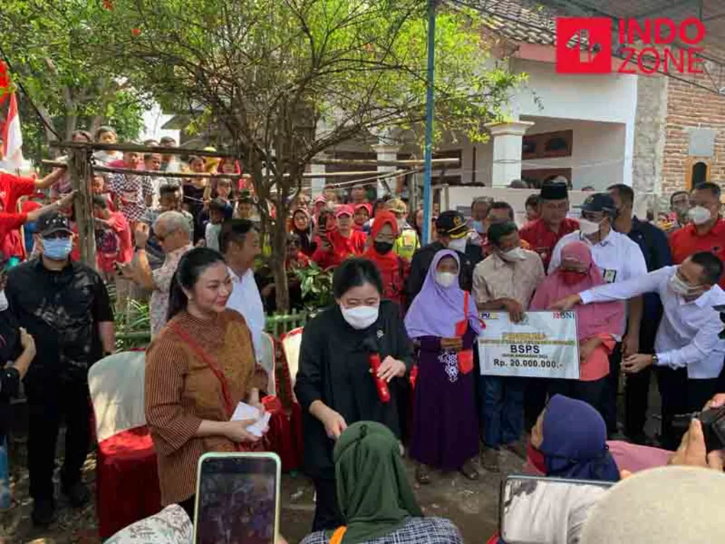 Ketua DPR Puan Maharani bertemu dengan masyarakat Brebes yang menerima bantuan bedah rumah (INDOZONE/Harits Tryan)