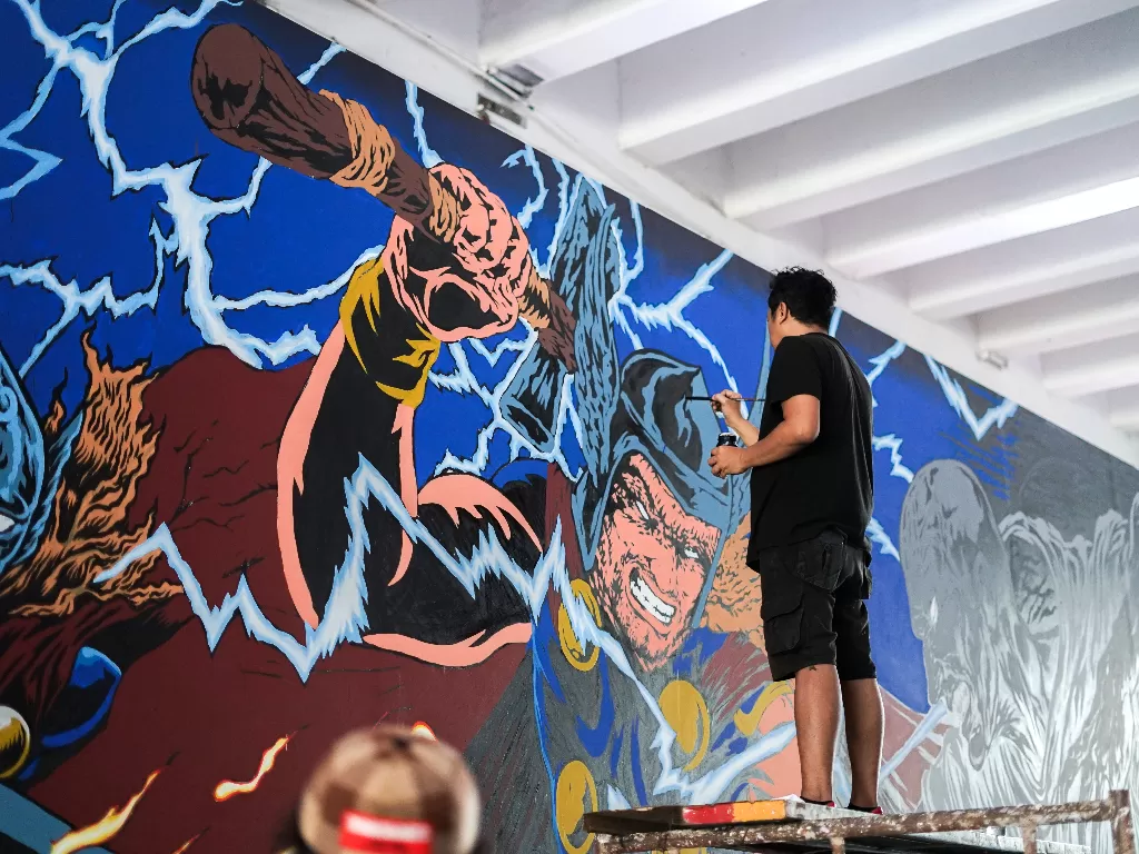 Pembuatan #MuralJakartaHajatan dengan tema Thor: Love and Thunder. (Disney Indonesia).