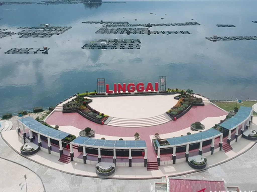 Foto udara objek wisata Linggai Park yang baru selesai dibangun, di tepi Danau Maninjau, Kab.Agam, Sumatera Barat, Jumat (7/2/2020). (ANTARA FOTO/Iggoy el Fitra)