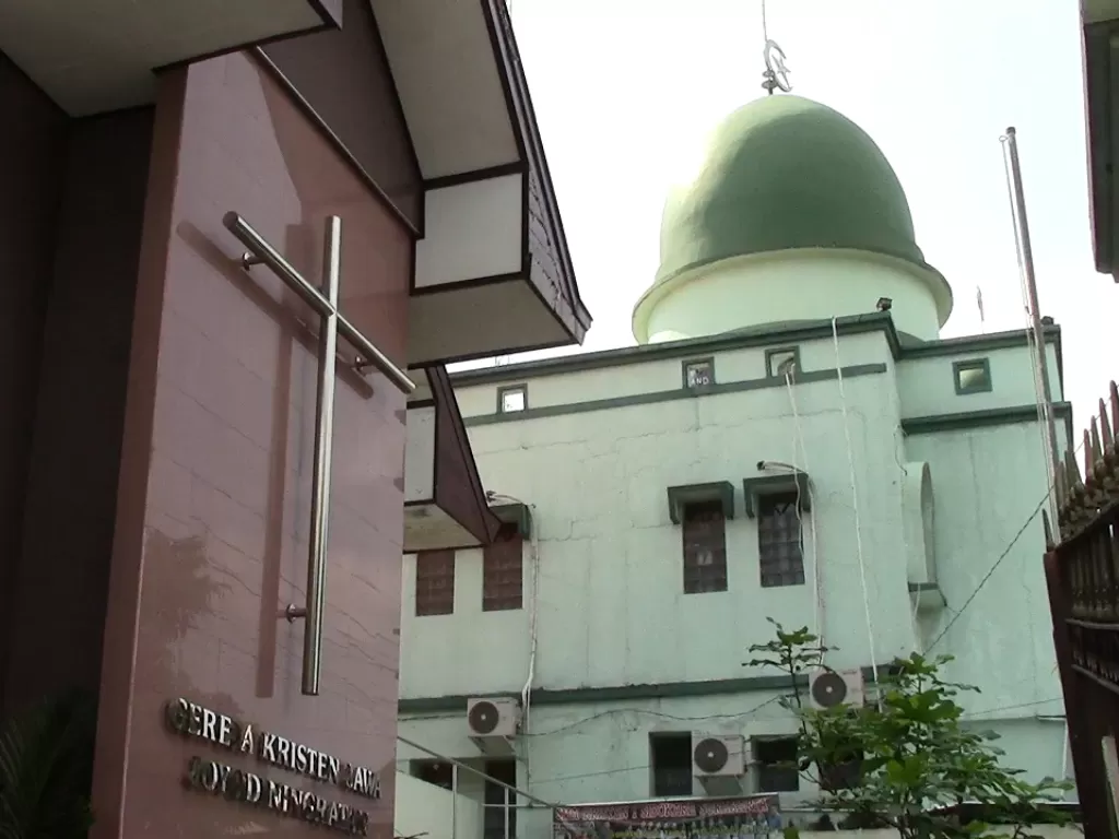 Masjid dan gereja berada dalam satu alamat (Is Ariyanto/Z Creators)