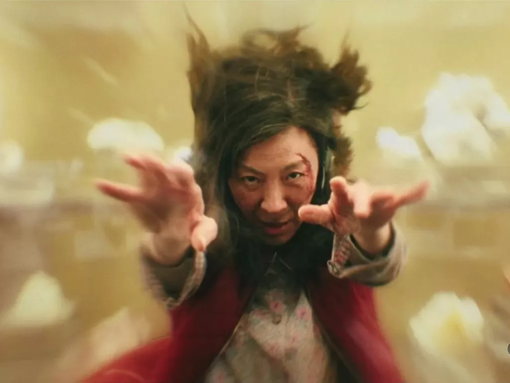 Adegan Evelyn Wang (Michele Yeoh) ketika memasuki multiverse lain dalam Everything Everywhere All At Once (Istimewa)