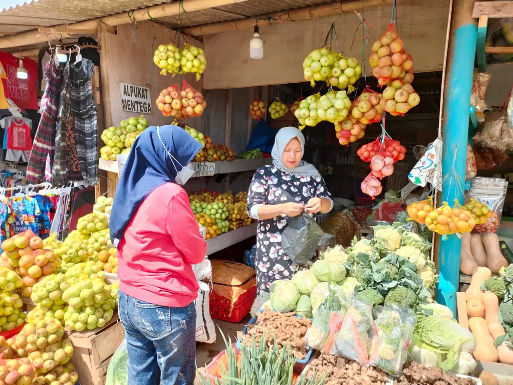 Pasar yang menjual sayur dan buah segar, murah meriah! (Hasan Syamsuri/Z Creators)