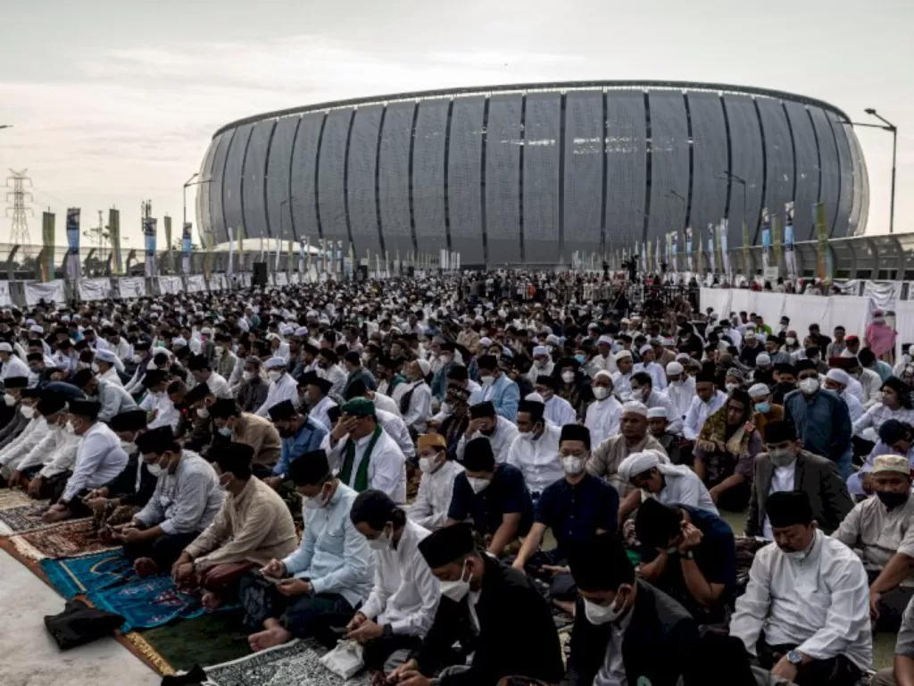 Suasana Salat Idul Fitri 1443 H di kawasan Jakarta International Stadium (JIS), Jakarta, Senin (2/5/2022). (ANTARA FOTO/Aprillio Akbar)
