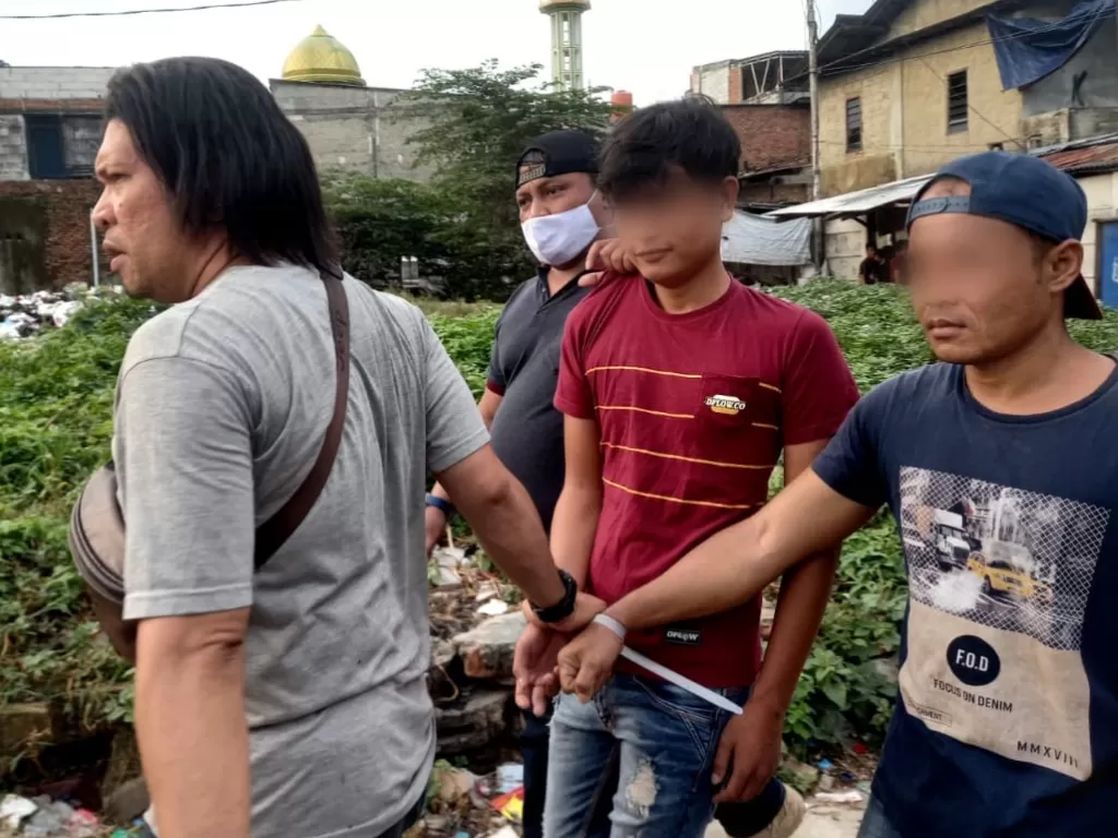 Sejumlah pemuda diamankan saat penggerebekan di Kampung Bancos, Jakarta Barat, Rabu (6/7/2022). (Dok. Humas Polres Jakbar)
