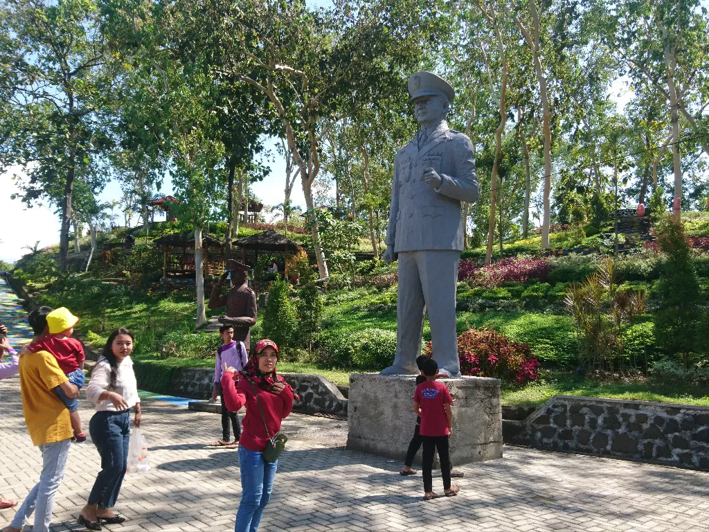 Patung Soeharto di Ponorogo (Ronaa Nisaus Sholikhah/Z Creators)