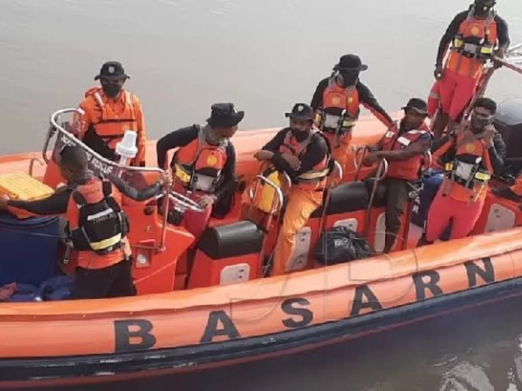 Tim Basarnas melakukan penyisiran di Perairan Mimika lokasi kecelakaan kapal kayu. (Dok. Humas Polda Papua)