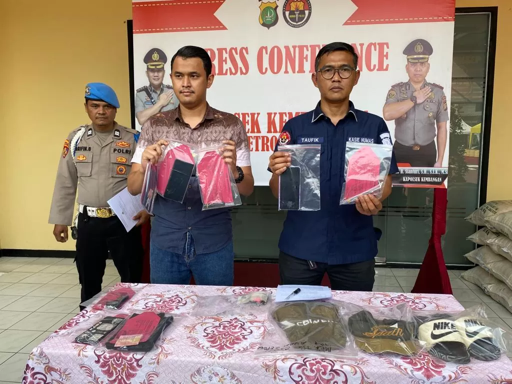Konferensi pers pencurian ponsel di warung kawasan Jakarta Barat, Jumat (8/7/2022). (Dok. Humas Polda Jakarta Barat)