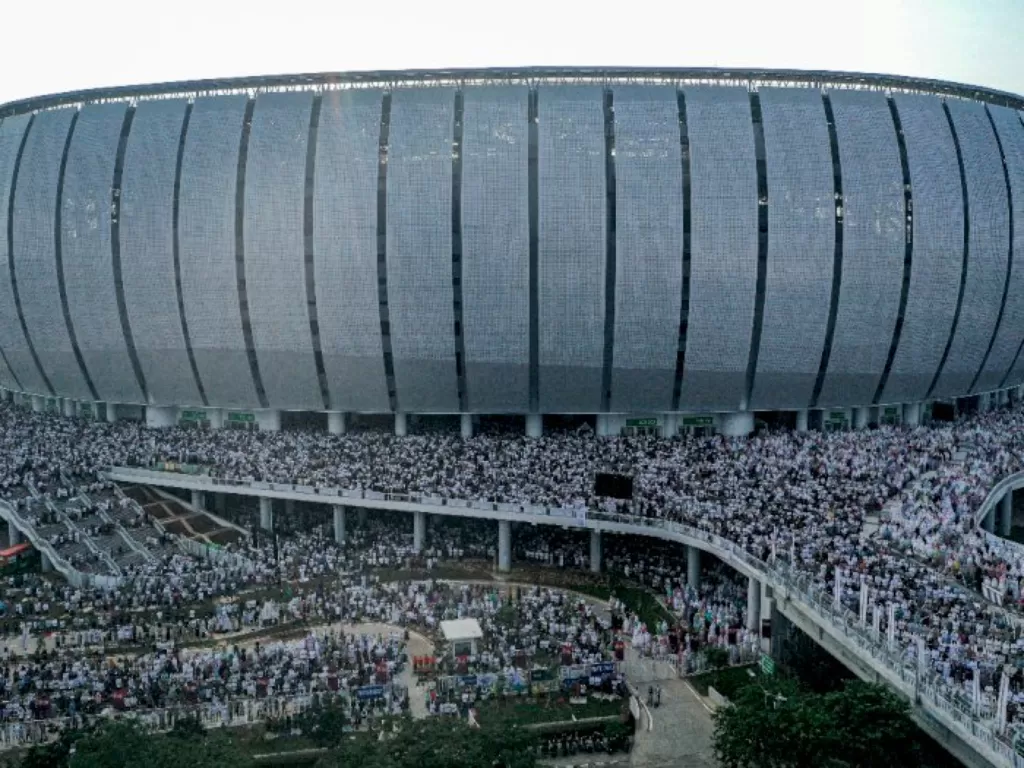 Foto udara umat Islam melaksanakan Salat Idul Fitri 1443 H di kawasan Jakarta International Stadium (JIS). (ANTARA/Aprillio Akbar)