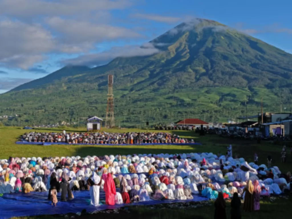 Umat Islam melaksanakan Shalat Idul Adha 1443 H di lapangan kawasan lereng Gunung Sumbing Desa Reco, Kertek, Wonosobo, Jawa Tengah (ANTARA FOTO/Anis Efizudin)