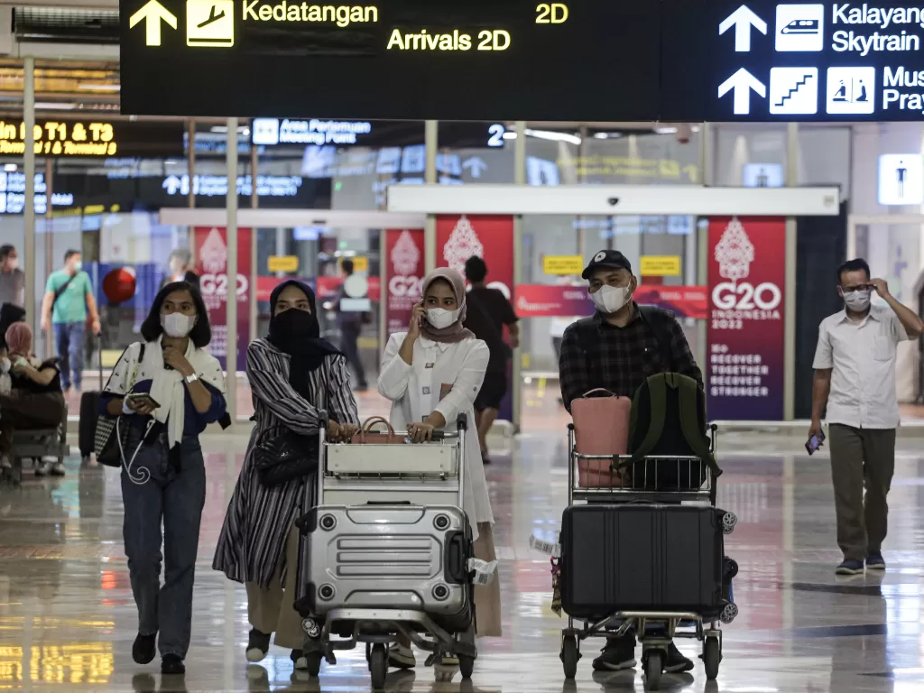 Sejumlah penumpang pesawat berjalan setibanya di Terminal 2 Domestik Bandara Soekarno Hatta, Tangerang, Banten. (ANTARA/Fauzan)