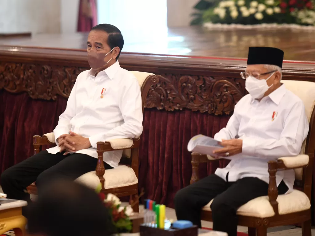Presiden Joko Widodo (kiri) bersama Wakil Presiden Ma'ruf Amin (kanan). (ANTARA/Hafidz Mubarak A)