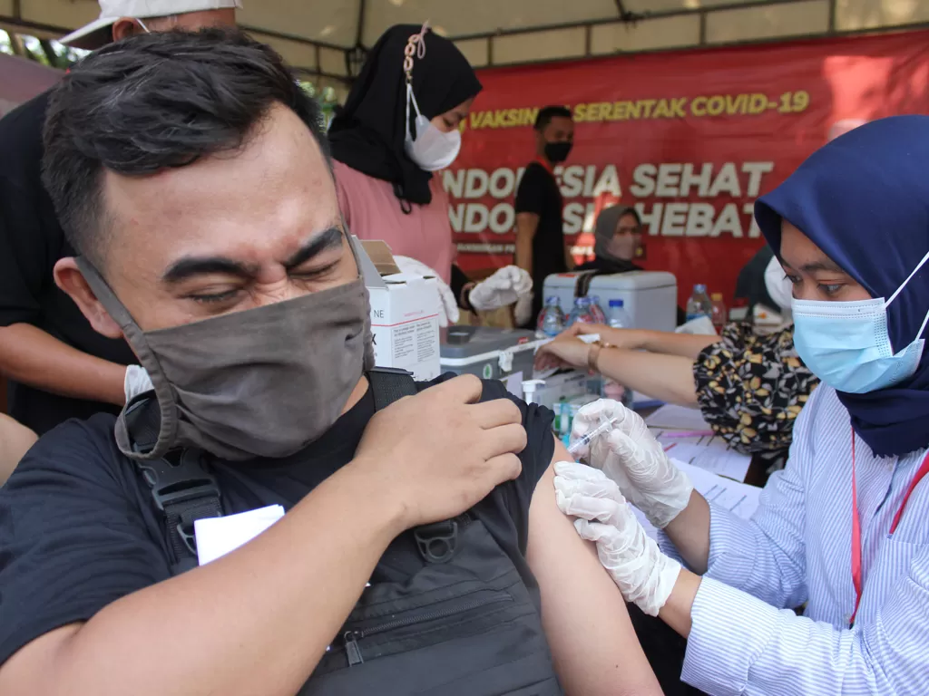 Petugas kesehatan menyuntikkan vaksin COVID-19 booster kepada warga di kawasan IRTI Monas, Jakarta, Selasa (5/7/2022). (ANTARA FOTO/Agha Yuninda)