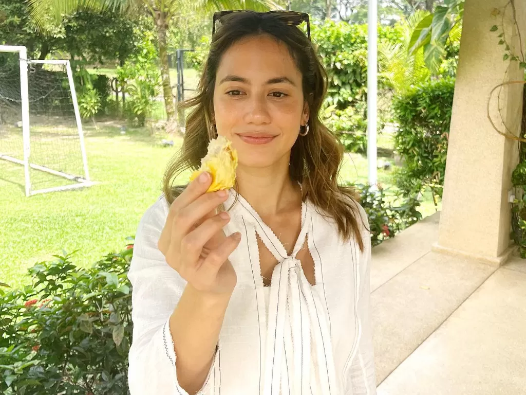 Pevita Pearce pertama kali makan durian. (Instagram/pevpearce)