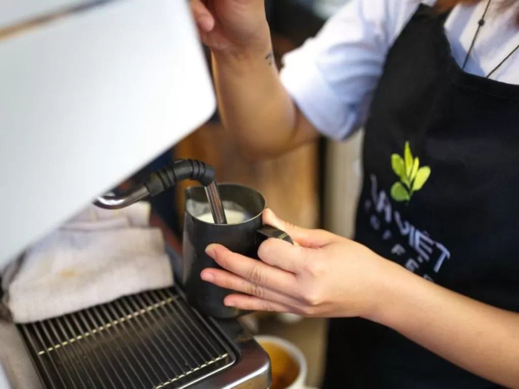 Ilustrasi seorang barista sedang menyiapkan kopi. (Pexels)
