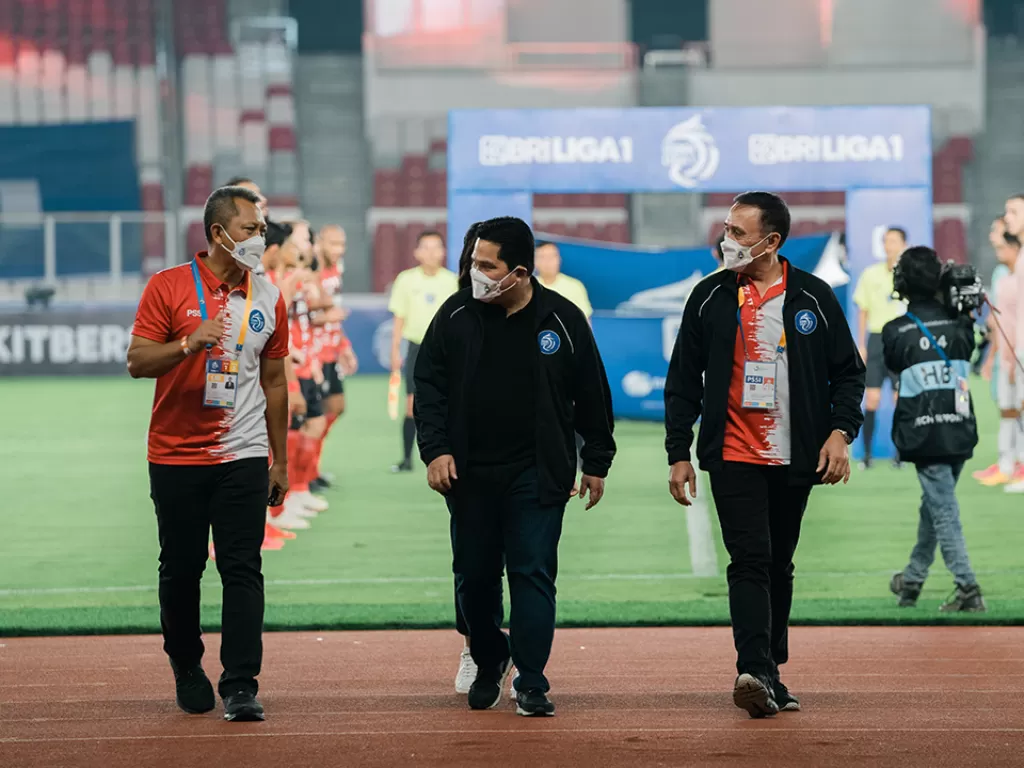 Menteri BUMN Erick Thohir (tengah) menghadiri pembukaan sepak bola BRI Liga 1 di Stadion Utama Gelora Bung Karno (Kementerian BUMN)