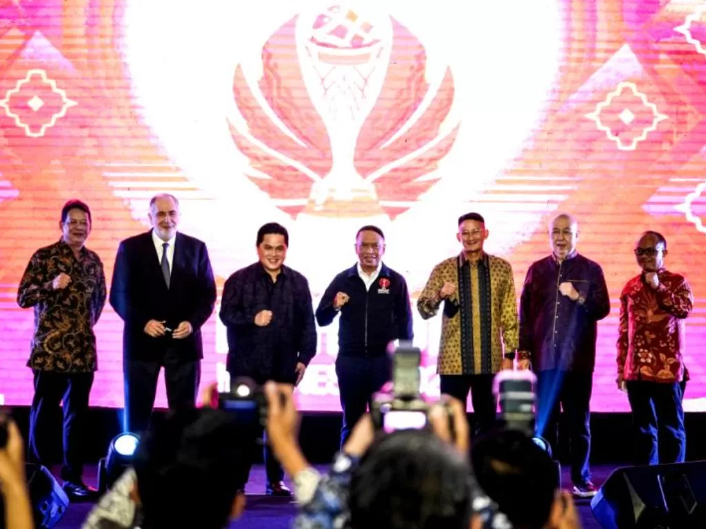 Menpora Zainudin Amali (tengah), Menteri BUMN Erick Thohir (ketiga kiri), Menparekraf Sandiaga Uno (ketiga kanan) saat Gala Dinner FIBA Asia Cup 2022. (Panpel FIBA Asia Cup-Ariya Kurniawan)