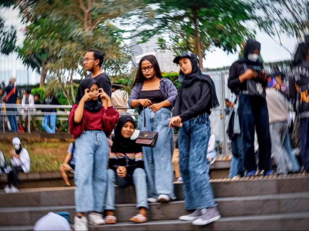Para remaja tanggung di Stasiun Dukuh Atas, Jakarta. (Z Creators/Albert Sumilat)