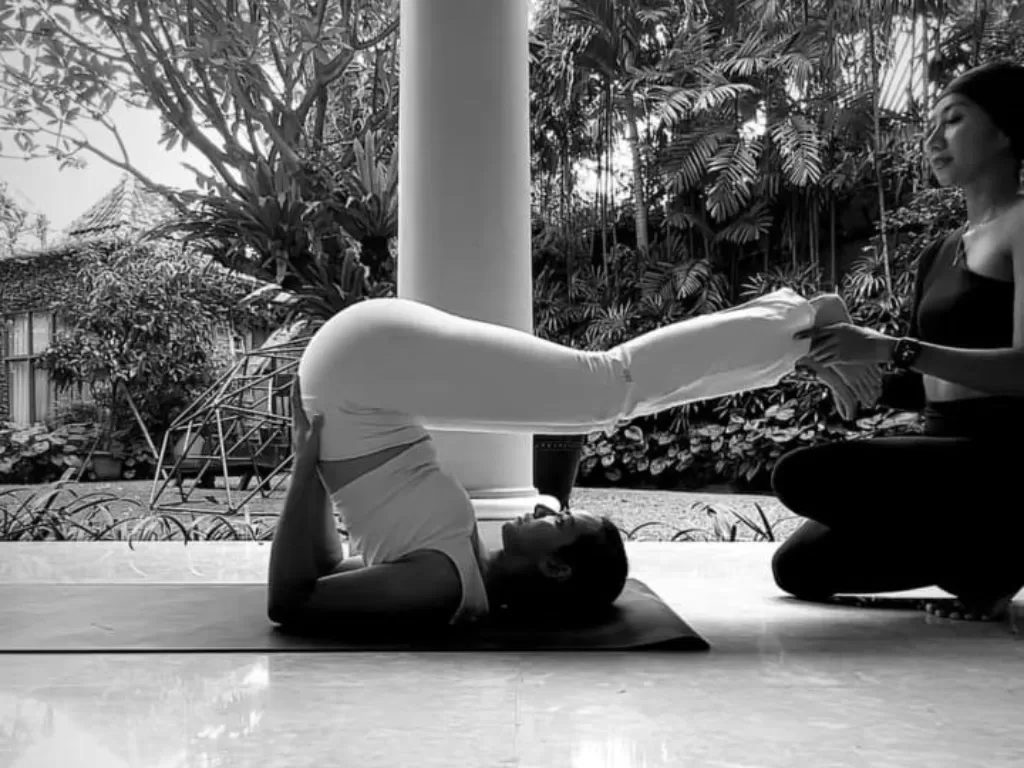 Nia Ramadhani belajar yoga (Instagram/@ramadhaniabakrie)