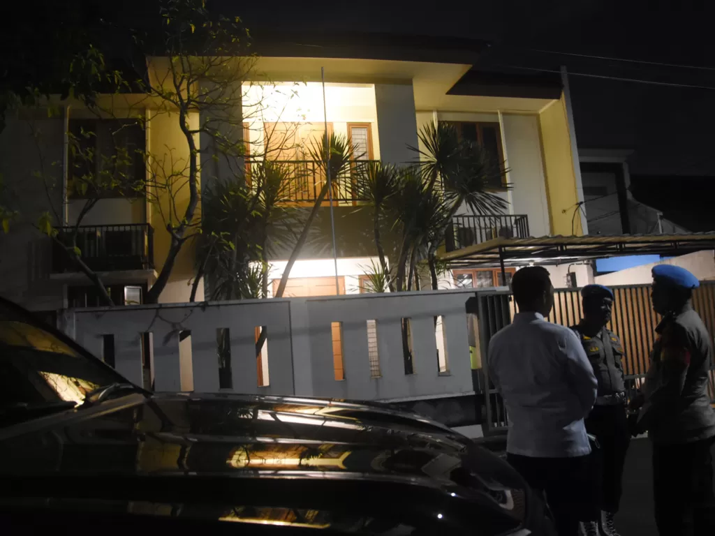 Polisi berjaga di depan rumah dinas Kadiv Propam Polri Irjen Pol Ferdy Sambo pascaperistiwa baku tembak dua ajudannya di Kompleks Polri Duren Tiga, Jakarta Selatan, Selasa (12/7/2022) malam. (ANTARA FOTO/Indrianto Eko Suwarso)