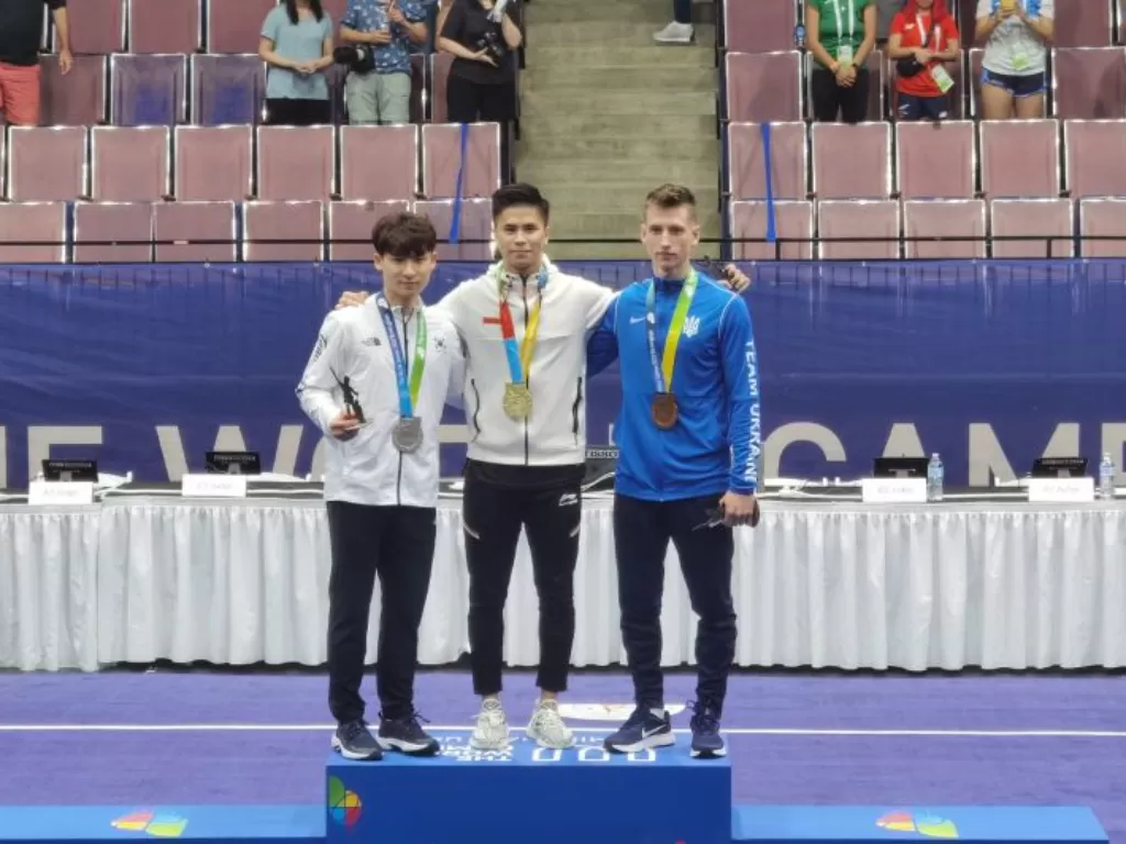 Edgar Xavier Marvelo (tengah) meraih medali emas nomor Changquan pada Kejuaraan Dunia Wushu 2022 di Alabama, Amerika Serikat. (ANTARA HO PB WI)