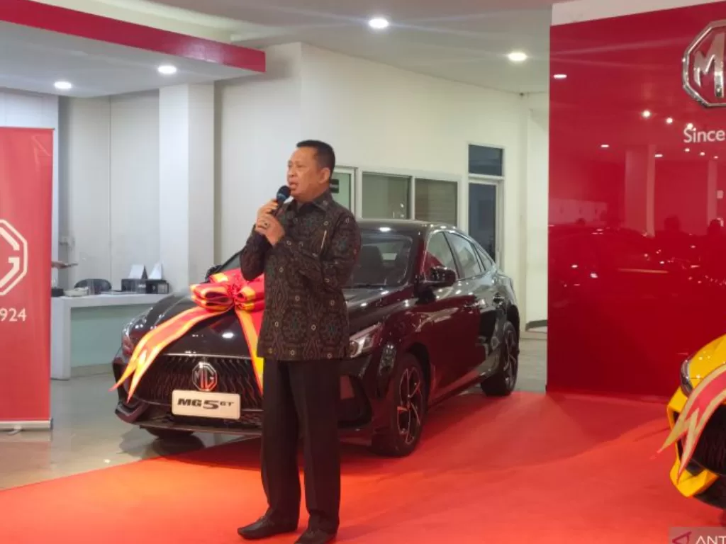 Ketua MPR RI sekaligus Ketua Ikatan Motor Indonesia (IMI) Bambang Soesatyo saat menghadiri acara bersama MG Motors di Jakarta, Rabu (13/7/2022).(ANTARA/Arnidhya Nur Zhafira)