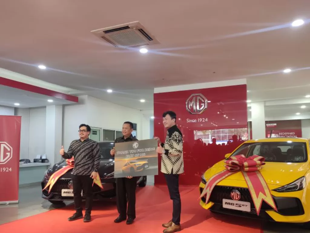 (Ka-ki) Vice Managing Director MG Motor Indonesia Zhang Weiwei, Ketua MPR RI Bambang Soesatyo, dan Marketing and PR Director MG Motor Indonesia Arief Syarifudin di acara serah terima MG 5 GT di Jakarta, Rabu (13/7/2022).(ANTARA/Arnidhya Nur Zhafira)