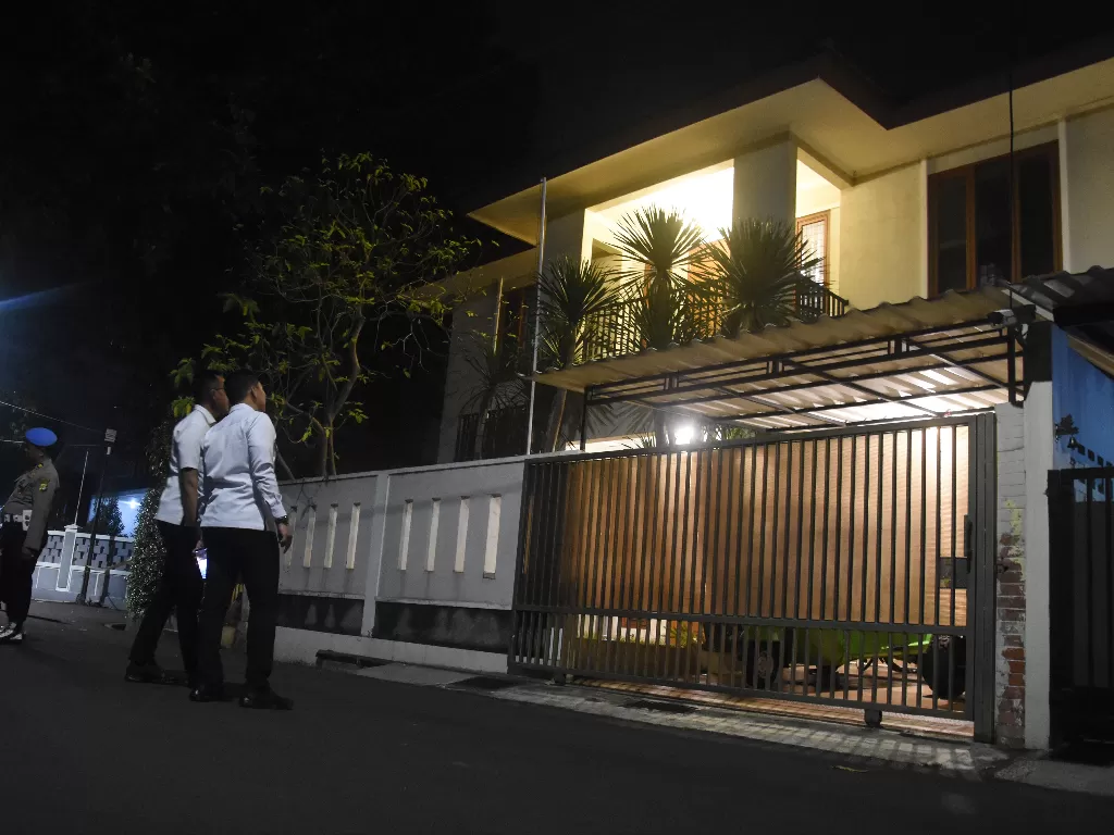 Polisi berjaga di depan rumah dinas Kadiv Propam Polri Irjen Pol Ferdy Sambo pascaperistiwa baku tembak dua ajudannya di Kompleks Polri Duren Tiga, Jakarta Selatan, Selasa (12/7/2022) malam. (ANTARA FOTO/Indrianto Eko Suwarso)