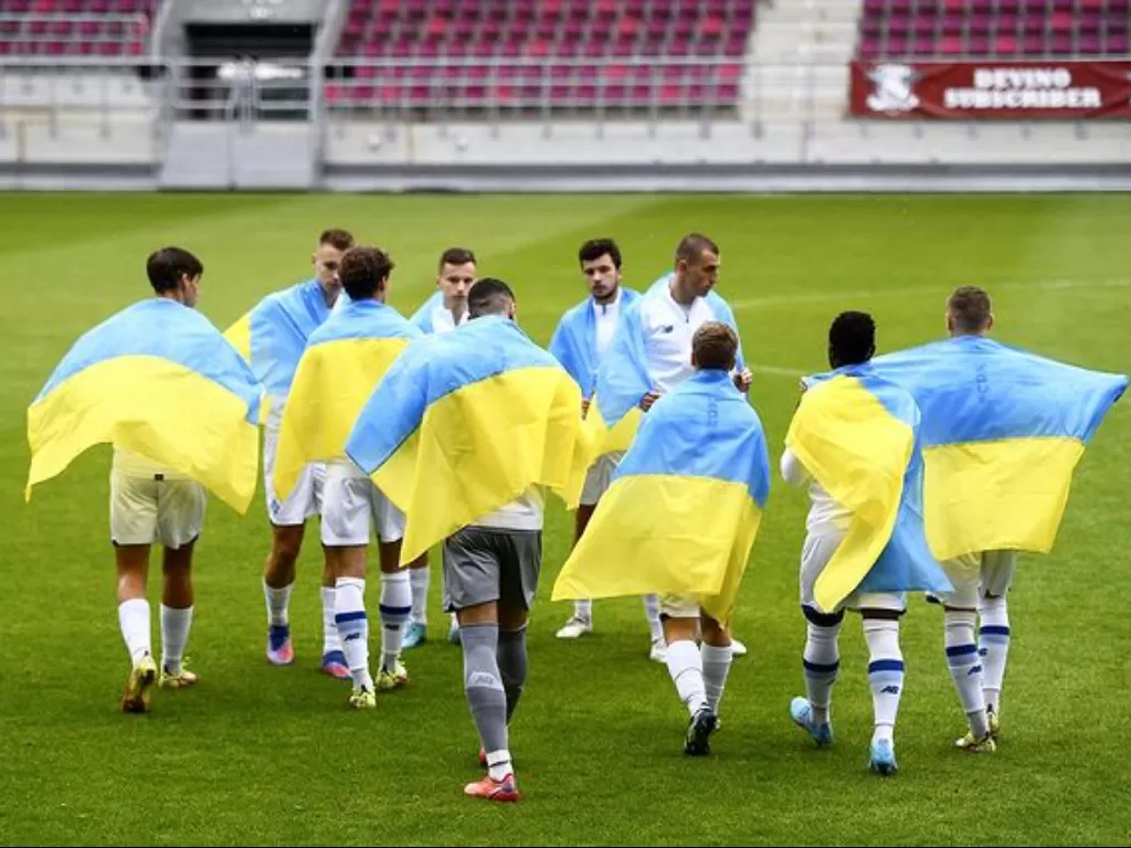 Pemain Dynamo Kyiv, klub Liga Premier Ukraina membentangkan bendera Ukraina. (Instagram/@fc_dynamo_kyiv)