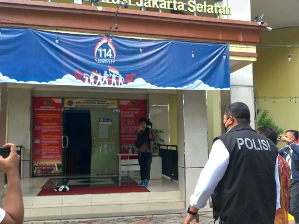 Sejumlah tim penyidik Polda Metro Jaya mendatangi Kantor BPN Jakarta Selatan, Kamis (14/07/2022) (ANTARA/Luthfia Miranda Putri)