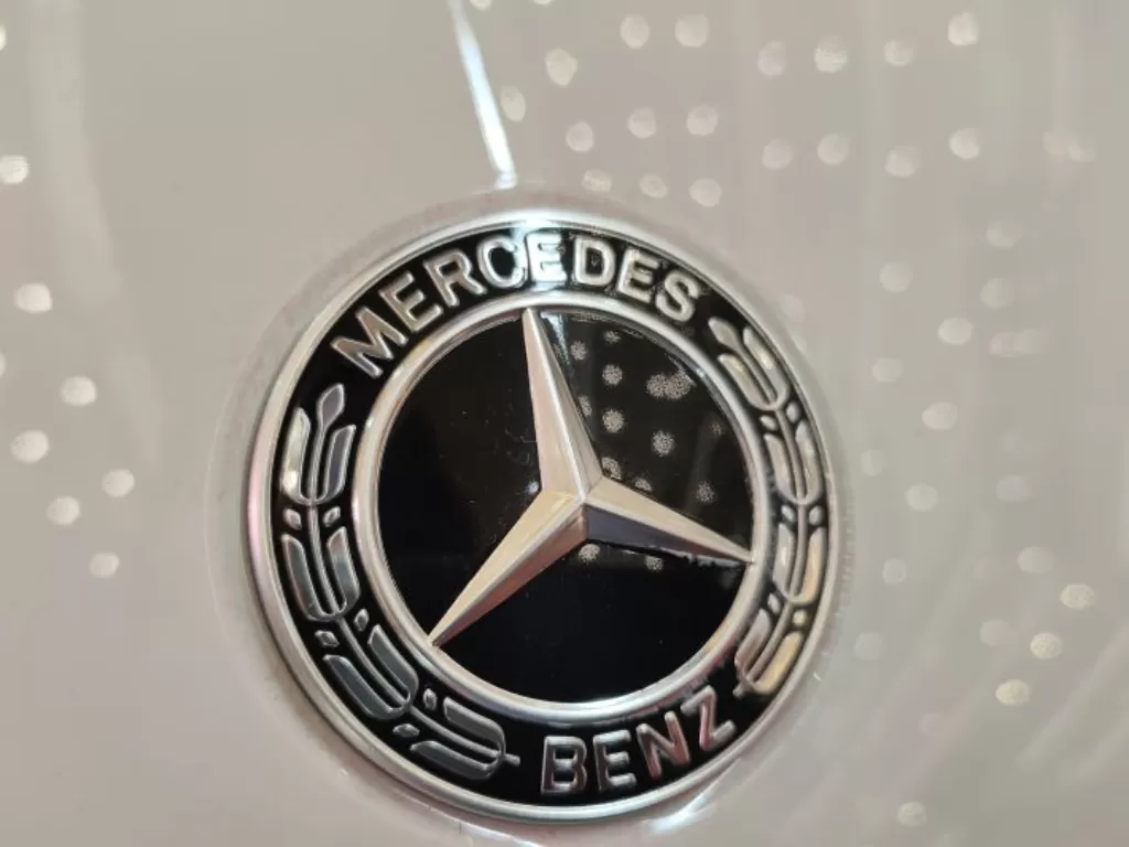 Logo Mercedes-Benz yang terpampang di mobil All-new Mercedes-Benz C 200 dalam peluncurannya di Jakarta, Kamis (14/7/2022). (ANTARA/Arnidhya Nur Zhafira)
