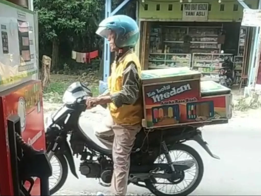Penjual es yang tukarkan dagangan dengan bensin. (TikTok/@radenhutagalung)