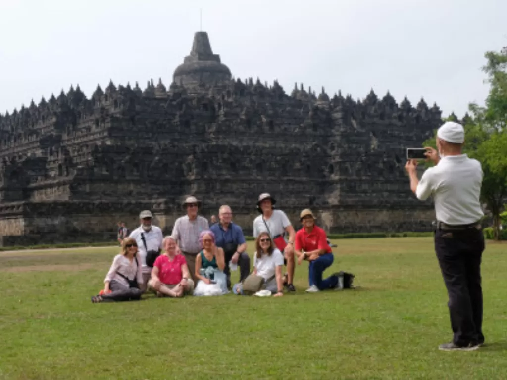 Sejumlah wisatawan asing berada di lapangan Kenari kawasan Taman Wisata Candi (TWC) Borobudur, Magelang, Jateng (ANTARA FOTO/Anis Efizudin)