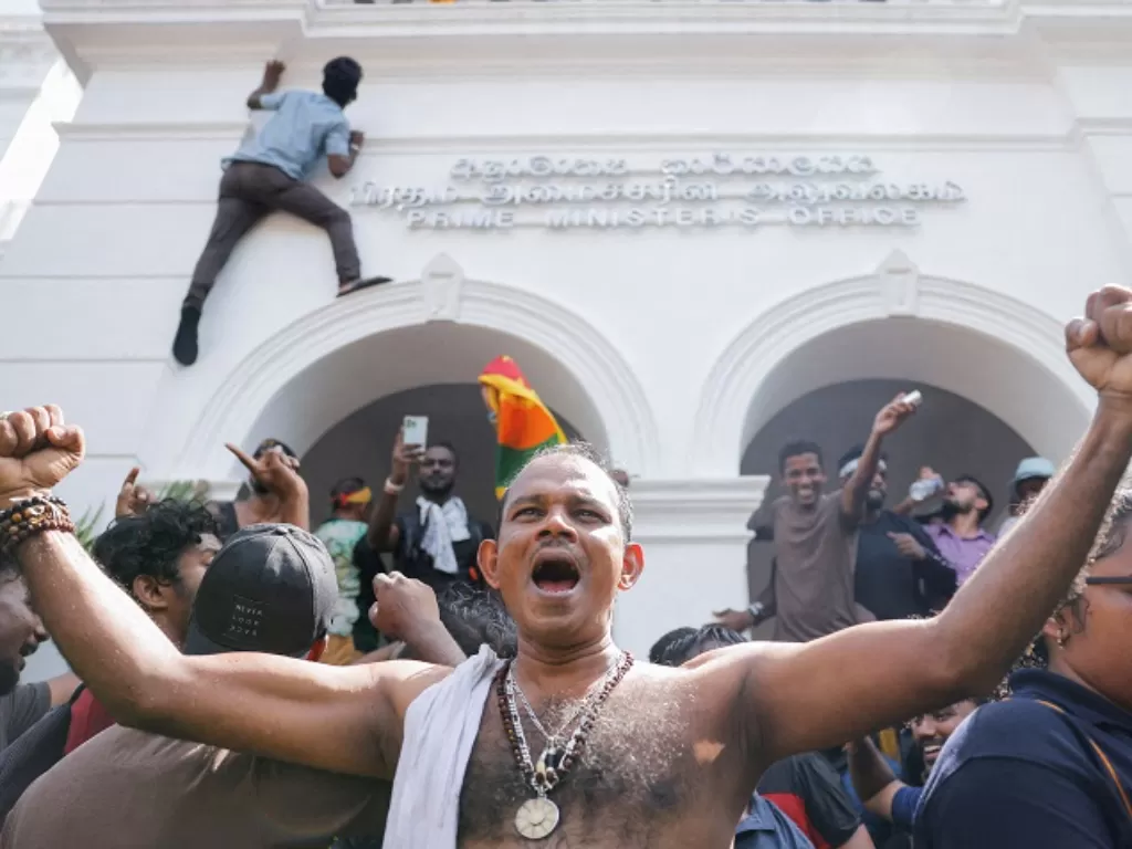 Warga Sri Lanka menduduki rumah kepresidenan. (REUTERS/Dinuka Liyanawatte)