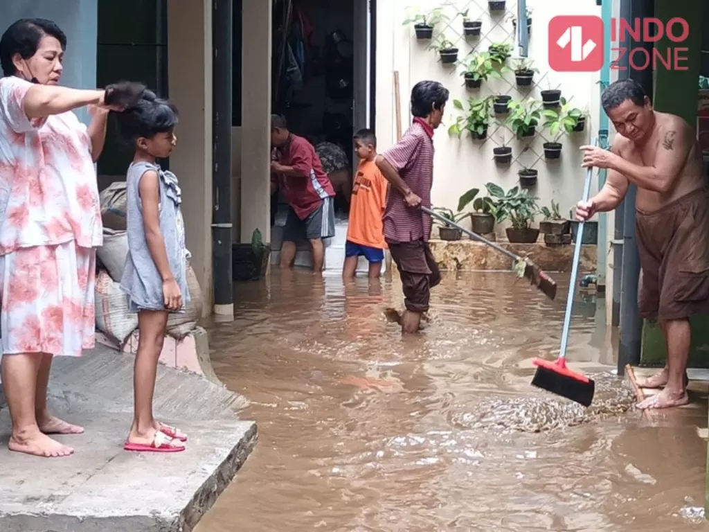 Banjir yang mulai surut di Kebon Pala, Kampung Melayu, Jakarta Timur. (INDOZONE/Sarah Hutagaol)