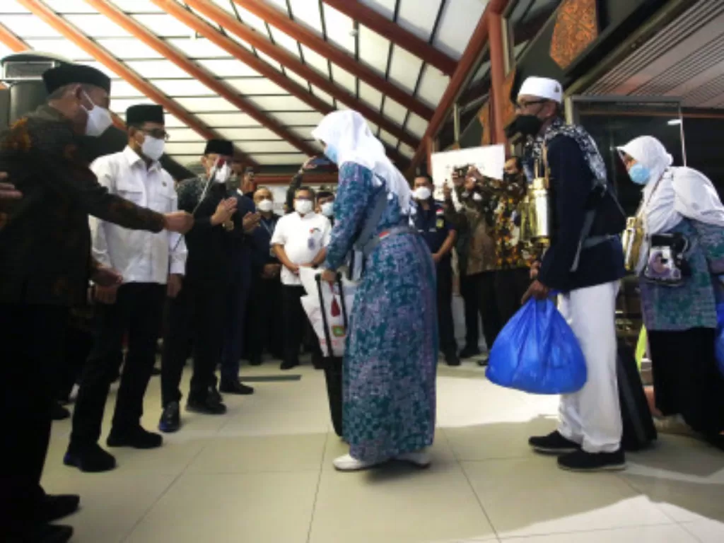 Menko PMK dan Menhub sambut kepulangan jemaah haji Indonesia kloter pertama Bandara Soekarno Hatta, Tangerang, Banten, Sabtu (16/7/2022). (ANTARA FOTO/Muhammad Iqbal)