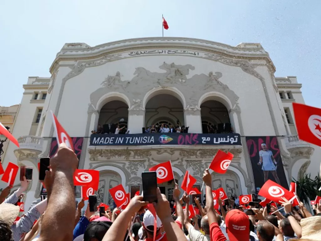 Ons Jabuer disambut bak pahlawan oleh rakyat Tunisia