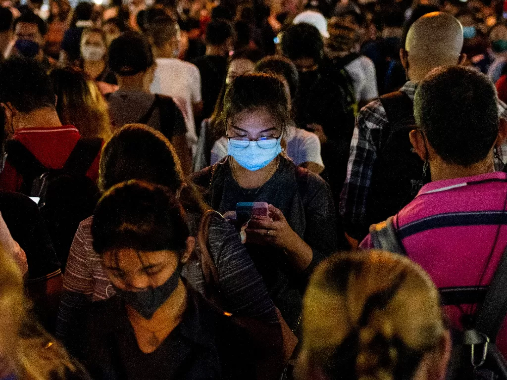 Pemudik mengenakan masker untuk mencegah penyakit virus corona (COVID-19) saat mengantre di terminal bus di Mandaluyong, Filipina (REUTERS/Lisa Marie David)