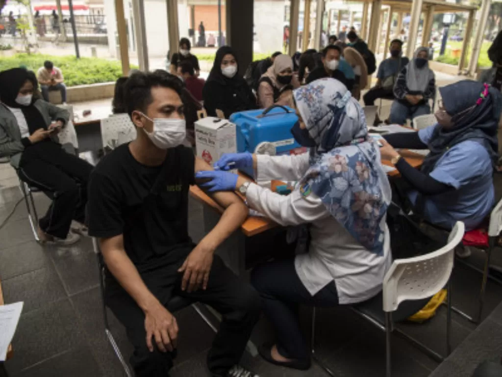 Petugas menyuntikan vaksin COVID-19 di Stasiun Manggarai, Jakarta Selatan (ANTARA FOTO/Sigid Kurniawan)