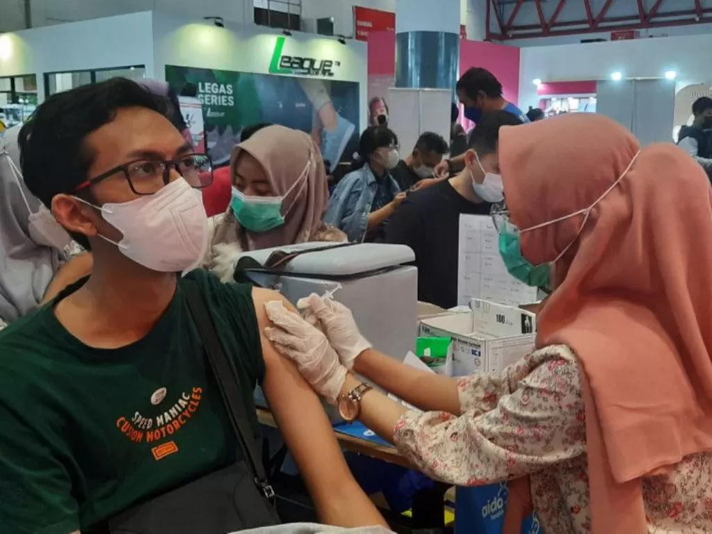 Pengunjung melakukan vaksinasi dosis ketiga di Pekan Raya Jakarta, Kemayoran, Jakarta Pusat, Sabtu (16-7-2022). Adanya aturan wajib 