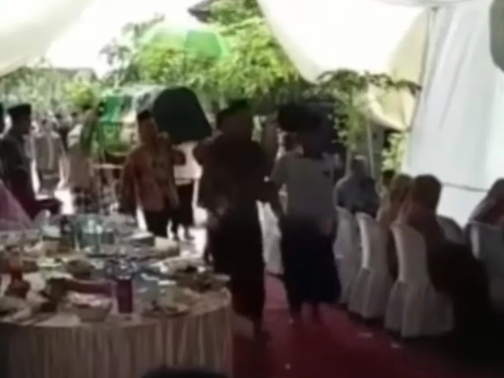 Rombongan jenazah melewati acara pernikahan. (Tangkapan layar/Instagram/@memomedsos)